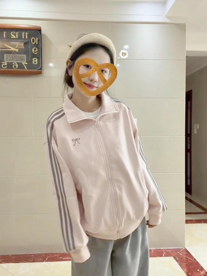 38.09, 42.24 Mỹ Retro Nơ Hồng Ba Sọc Cổ Đứng Áo Áo Khoác Nữ Mùa Đông Đại Học Phong Cách Cardigan To