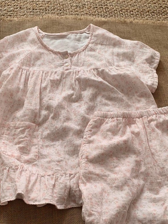Bộ đồ ngủ cổ tròn in hoa màu hồng cho nữ có diềm xếp nếp, set quần short mặc ở nhà ngắn tay n