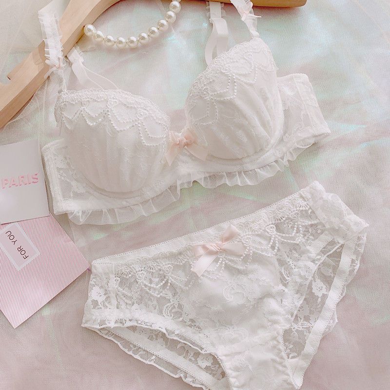 Bộ áo ngực ren cổ kín quai mảnh, phù hợp nhiều kích cỡ, thoải mái và gợi cảm