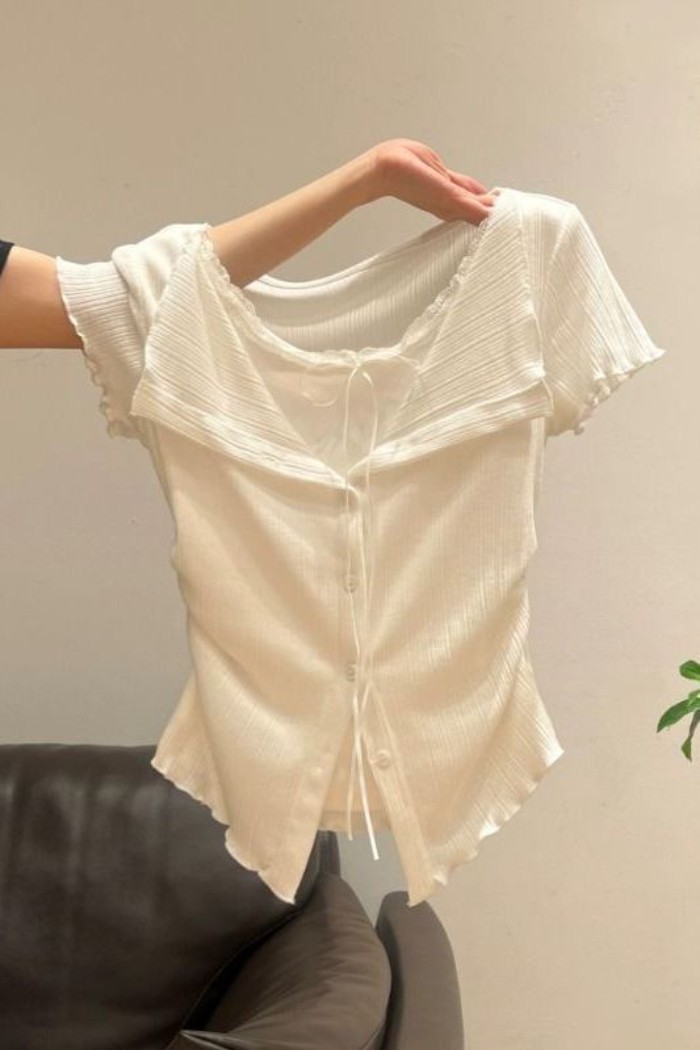Áo thun ngắn tay giả hai mảnh màu trắng có khuyên tai xếp ly eo thon dáng suông cho nữ