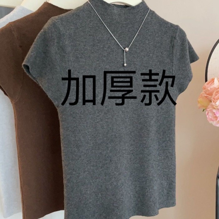 Áo thun mỏng vừa vặn màu đen cao cổ nửa dày với tay áo ngắn vai phải và tay áo ngắn dệt kim nhỏ nhắ