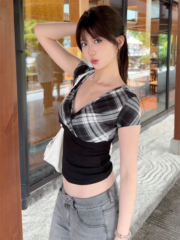 Áo thun crop top cổ chữ V tay ngắn kẻ sọc ngang vai phải của Mỹ