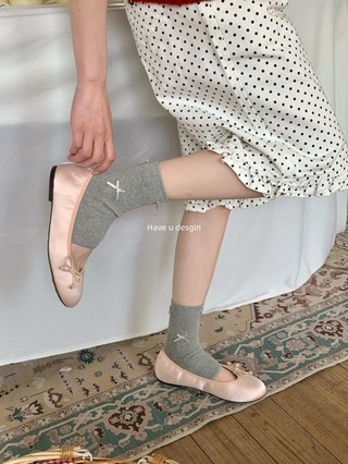 Đai nơ màu xám và tất nữ mỏng, phù hợp cho mùa hè với phong cách ballet