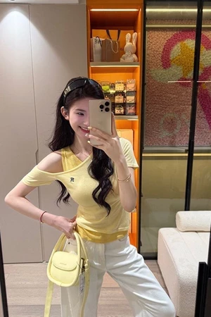 Áo thun dệt kim ngắn tay lệch vai màu tương phản dành cho nữ mùa hè giảm béo sang trọng áo hai dây