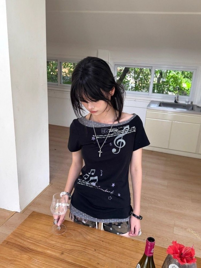Áo thun ngắn tay cổ trễ vai in hình ngọt ngào giảm béo giả hai mảnh thông thường