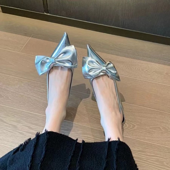 Giày nữ cỡ lớn mới mũi nhọn mũi nhọn gót mèo thanh mảnh nơ vàng bạc đa năng OL nữ