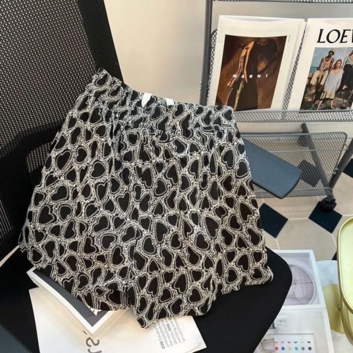 Quần short nữjacquard phong cách Hồng Kông mới, cao cấp với dây rút và họa tiết thêu, rộng rãi cho ngày thường mùa hè.