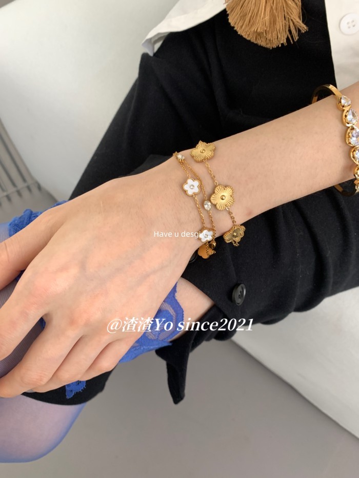 Vòng tay thời trang nữ chất lượng cao với thép titan và kim cương giả, thiết kế kẻ sọc và vỏ trắng hoa chống thấm nước