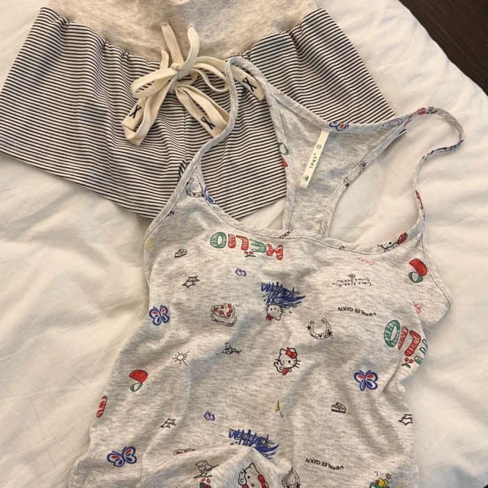 Bộ đồ ngủ có dây đeo Hello Kitty dễ thương và ngọt ngào dành cho nữ có đệm ngực mùa hè mới Bộ