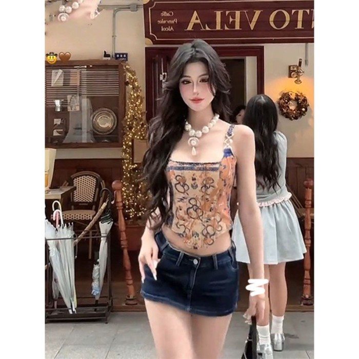 Thiết kế in hình con rắn cổ điển của Mỹ, dáng ôm không đều, áo yếm màu tương phản, áo khoác n
