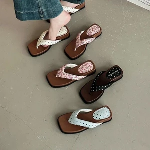 Dép xỏ ngón nhỏ chấm bi phong cách retro dành cho nữ mùa hè đế dày dép xỏ ngón mặc ngoài thôn
