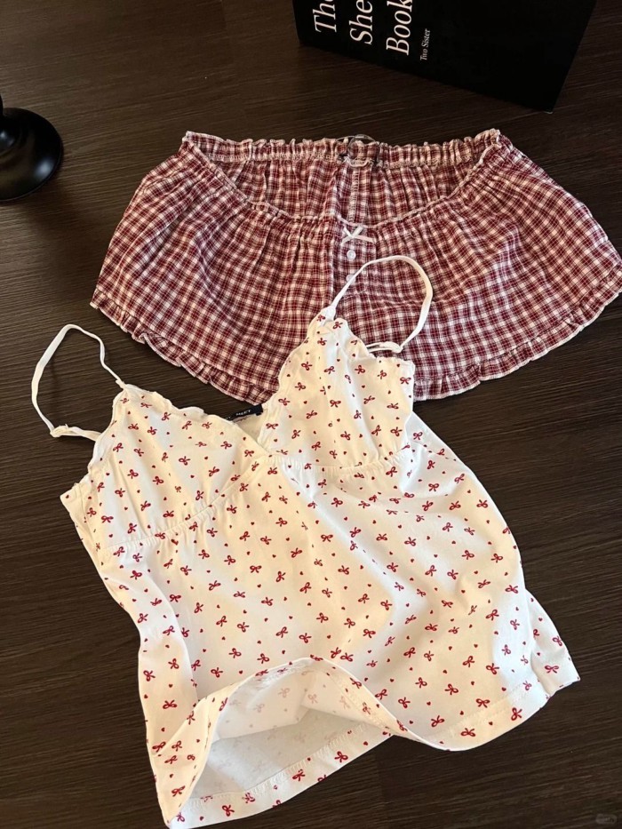 Áo treo in hình nơ tình yêu ngọt ngào phổ biến trong mùa hè và quần short kẻ sọc đỏ, đồ ngủ đ