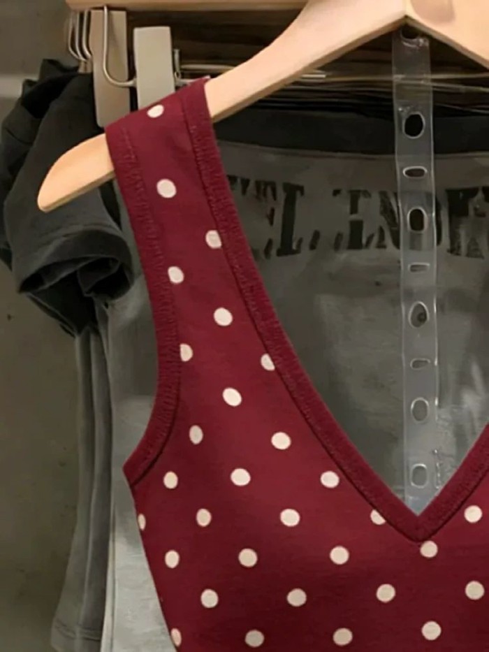 Áo vest nữ cổ chữ V chấm bi  kiểu dáng nhẹ nhàng, dáng thon gọn và đa năng