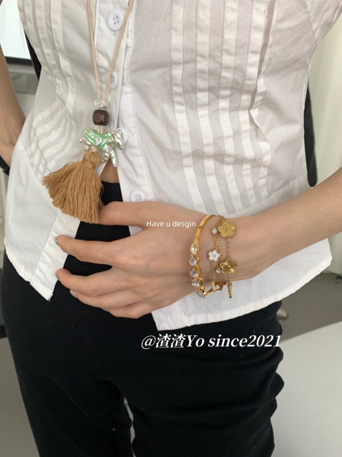 Vòng tay thời trang nữ chất lượng cao với thép titan và kim cương giả, thiết kế kẻ sọc và vỏ trắng hoa chống thấm nước