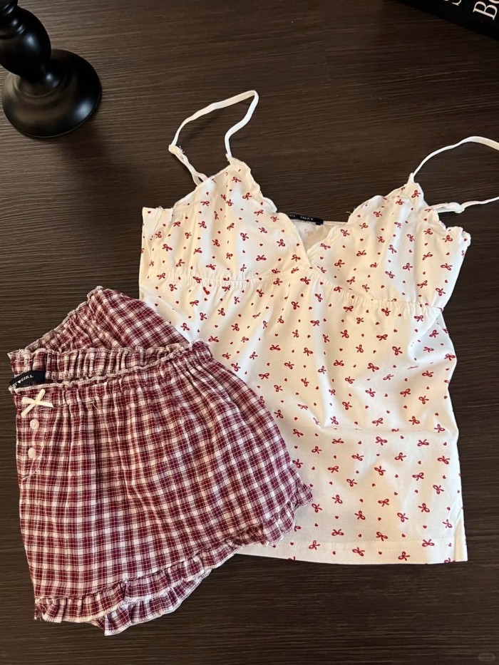 Áo treo in hình nơ tình yêu ngọt ngào phổ biến trong mùa hè và quần short kẻ sọc đỏ, đồ ngủ đ