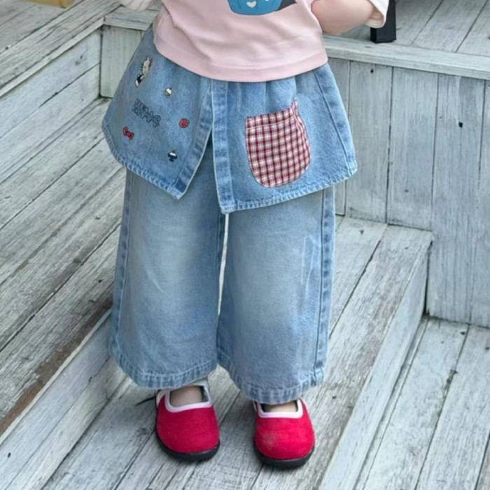 Quần jeans bé gái mùa xuân mới phong cách Hàn Quốc trẻ em quần rắm rèm quần ống rộng quần ống