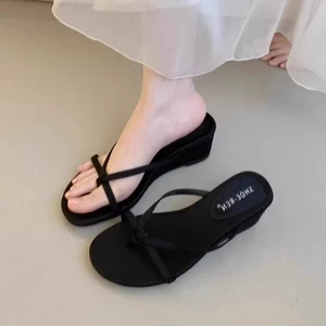 Giày sandal đế vuông đẹp kiểu Pháp, dép xỏ ngón đế dày không gây nhàm chán cho nữ mặc mùa hè