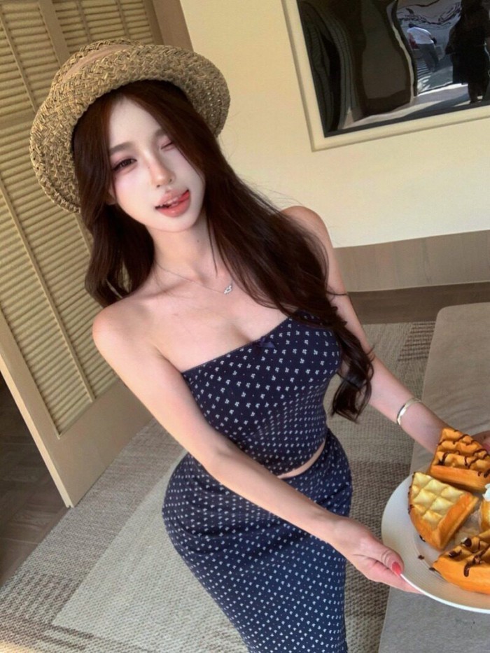 set áo ống ngắn in họa tiết xanh navy và váy xẻ hông nữ tính