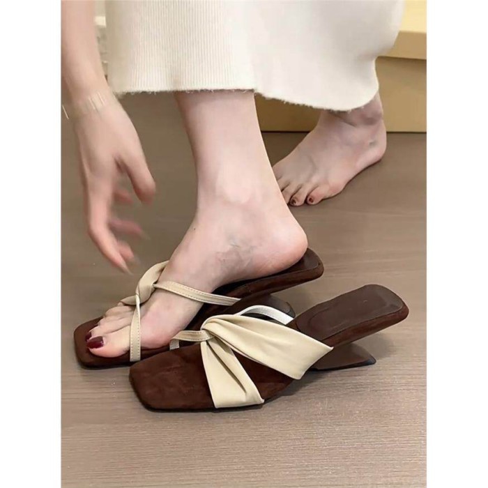 Giày sandal đế vuông da lộn mũi vuông cho nữ đi ngoài có thiết kế quai chéo quai hở mũi