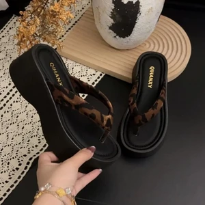 Dép xỏ ngón in họa tiết da báo cho nữ, dép lê mùa hè mới để mặc bên ngoài, giày đi biển đế dà