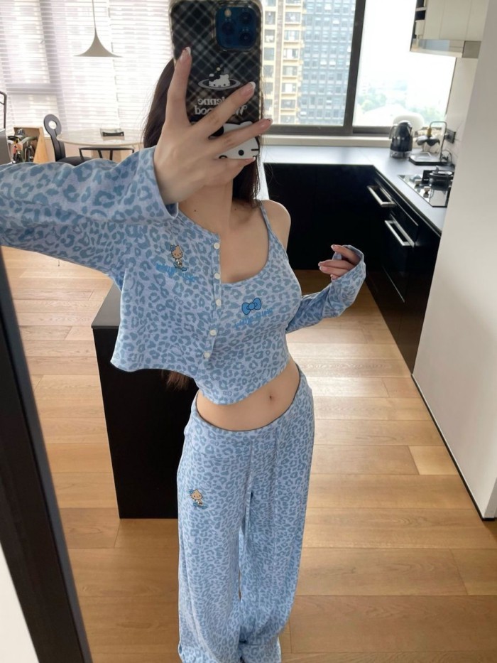 Bộ ba món ngọt ngào Nhật Bản hottie mèo kitty treo quần dài mới màu xanh da báo quần áo mặc ở