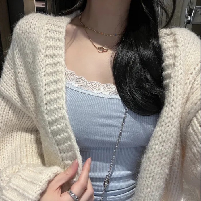 chiếc áo sơ mi ren đáy phong cách mới mùa xuân hè với áo lụa băng mỏng và áo vest có dây đeo nhỏ