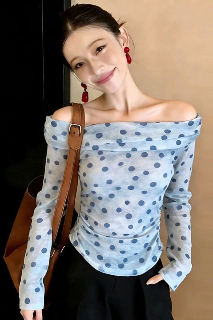 Lan ~ Áo Thun Dài Tay Một Vai Nữ Thiết Kế Super Beau, Họa Tiết Chấm Bi Smudge Phong Cách Trendy