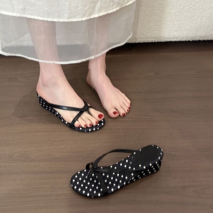 Dép xỏ ngón đế nêm chấm bi cỡ nhỏ dành cho nữ để mang dép xỏ ngón đi biển thông thường trong kỳ ngh