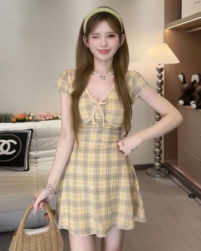 Váy ngắn kẻ sọc cổ chữ V phong cách mới, thích hợp mùa hè với nơ gợi cảm và thiết kế chữ A