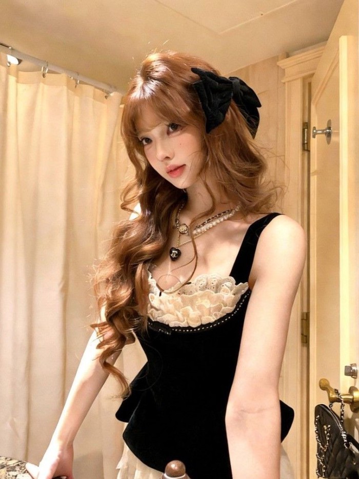 Phong cách Pháp nhỏ có hương thơm nối ren áo vest có dây đeo mùa xuân hè mới dáng ôm vừa vặn