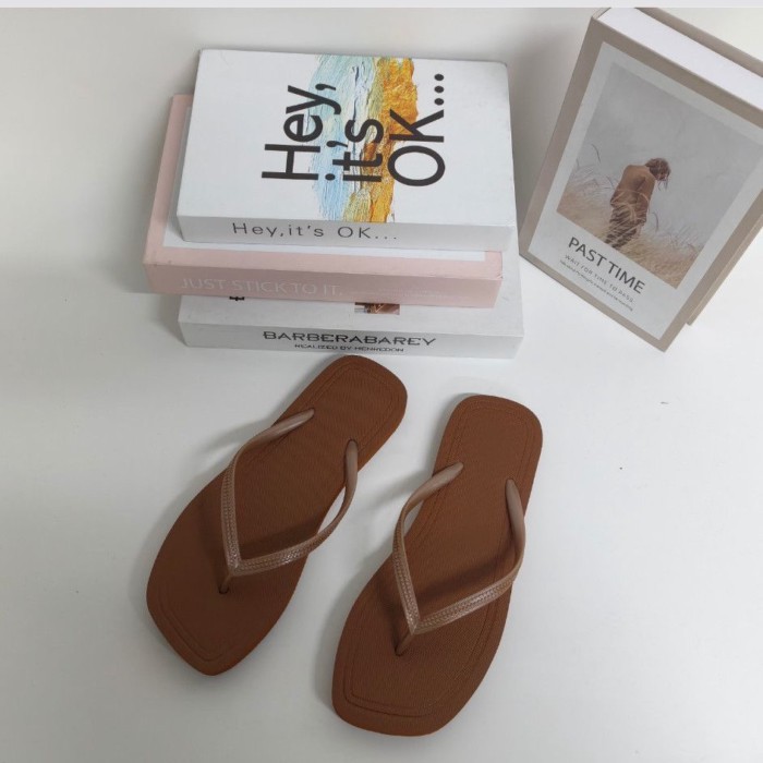 Dép xỏ ngón mũi vuông  retro, món đồ mùa hè đa năng