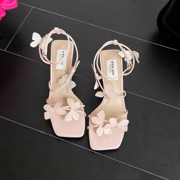 Thời trang phong cách cổ tích với chân váy, giày cao gót, sandal mũi vuông hình bướm xinh xắn phong