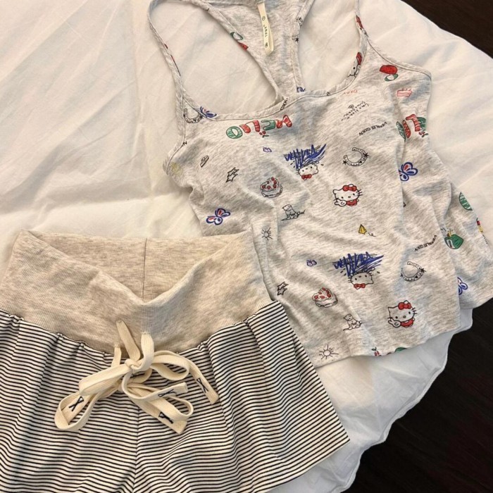 Bộ đồ ngủ có dây đeo Hello Kitty dễ thương và ngọt ngào dành cho nữ có đệm ngực mùa hè mới Bộ