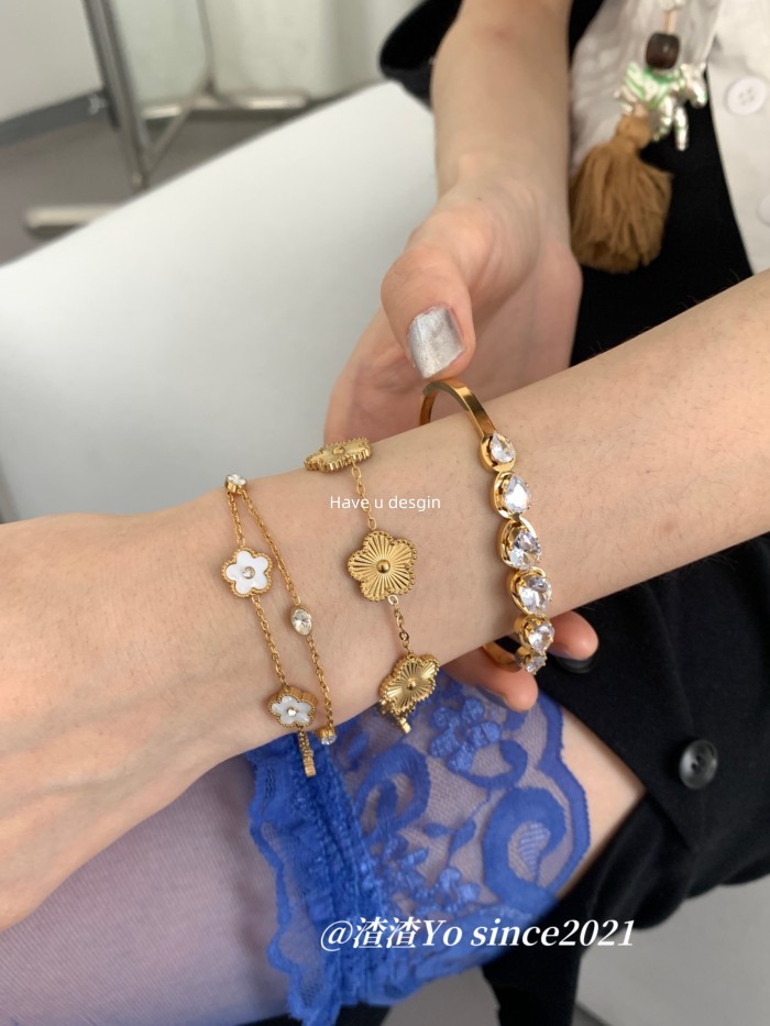 Vòng tay thời trang nữ chất lượng cao với thép titan và kim cương giả, thiết kế kẻ sọc và vỏ trắng hoa chống thấm nước