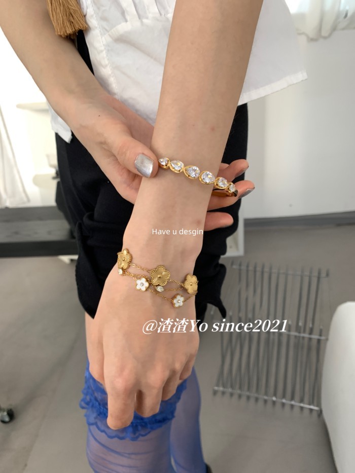 Vòng tay thời trang nữ chất lượng cao với thép titan và kim cương giả, thiết kế kẻ sọc và vỏ trắng hoa chống thấm nước