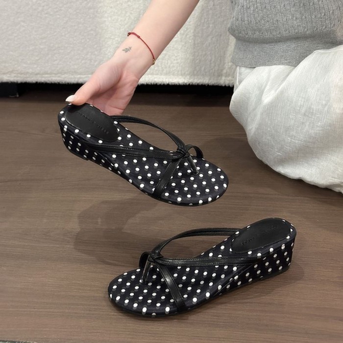 Dép xỏ ngón đế nêm chấm bi cỡ nhỏ dành cho nữ để mang dép xỏ ngón đi biển thông thường trong kỳ ngh