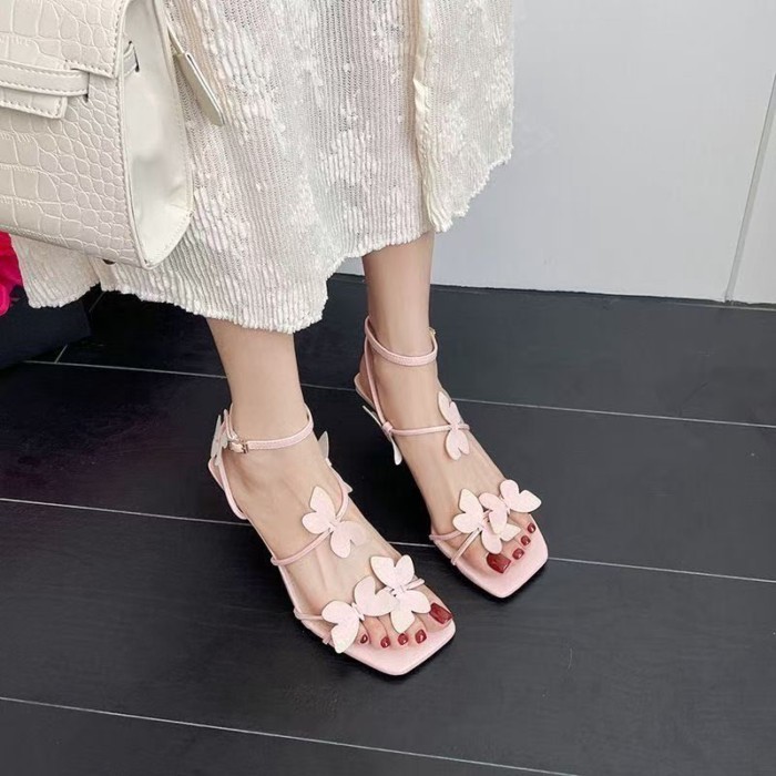 Thời trang phong cách cổ tích với chân váy, giày cao gót, sandal mũi vuông hình bướm xinh xắn phong