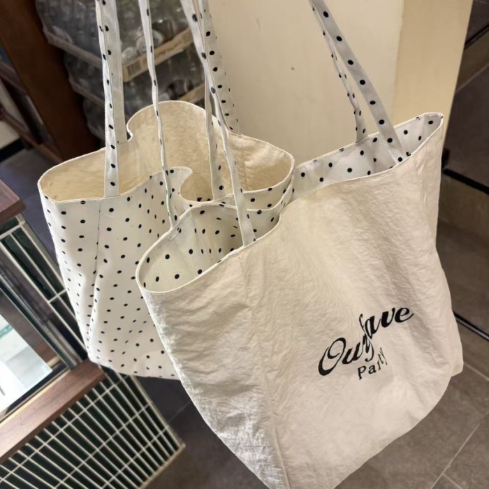 Túi canvas  chấm bi trắng nhạt phong cách Hàn Quốc một vai tote đi chơi đa năng hai mặt sức chứ