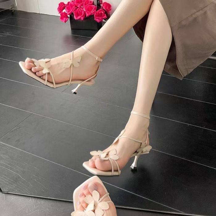 Thời trang phong cách cổ tích với chân váy, giày cao gót, sandal mũi vuông hình bướm xinh xắn phong