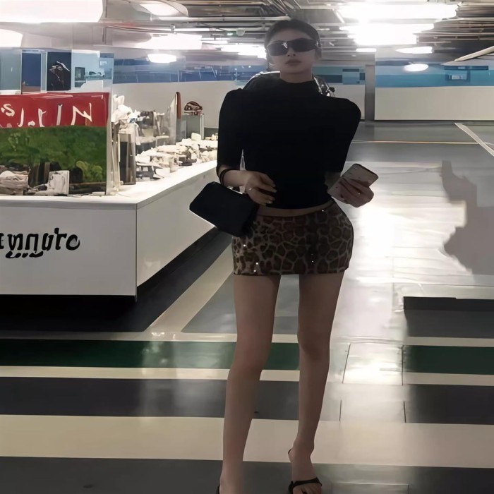 Hot girl Âu Mỹ phong cách sexy cổ tròn ngắn tay áo thun mới dáng ôm vừa vặn váy in da báo bộ