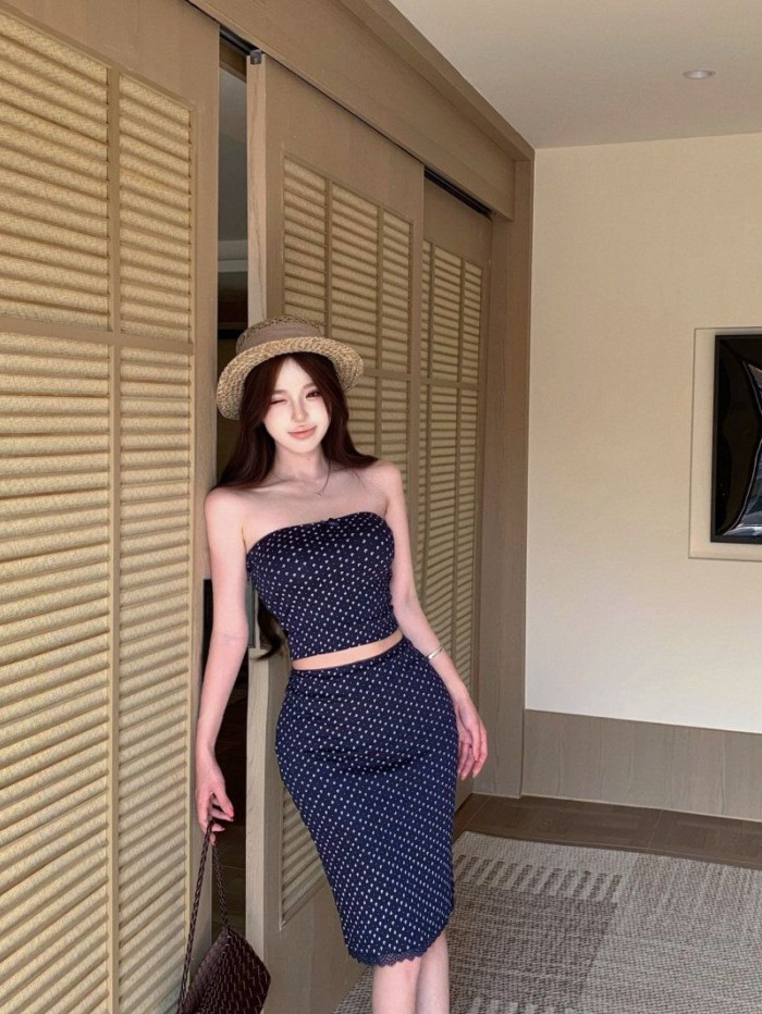 set áo ống ngắn in họa tiết xanh navy và váy xẻ hông nữ tính