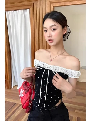 Áo thun ngắn tay lệch vai một đường chấm bi dành cho nữ, áo ngắn vừa vặn sang trọng