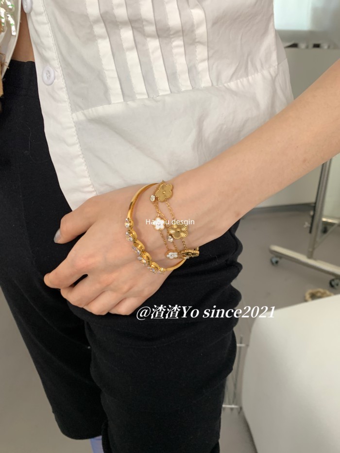 Vòng tay thời trang nữ chất lượng cao với thép titan và kim cương giả, thiết kế kẻ sọc và vỏ trắng hoa chống thấm nước
