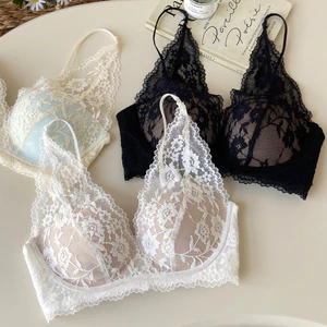Áo ngực không dây ren tinh tế với cốc tam giác nâng đẩy, phù hợp với bust nhỏ