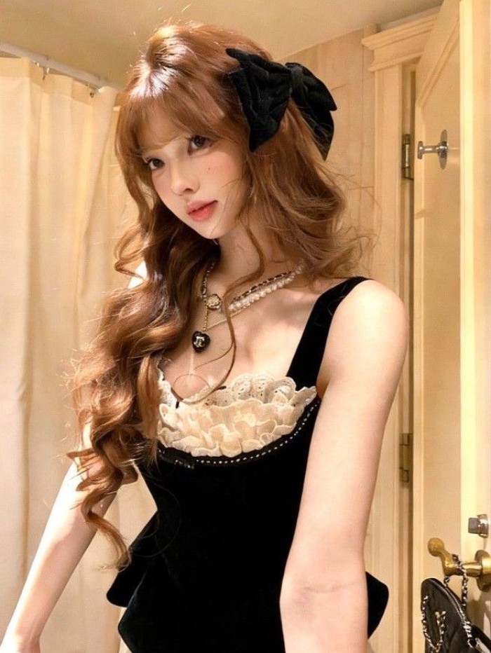 Áo yếm đen cao cấp Xiaoxiangfeng mùa hè dành cho nữ phong cách mới véo eo khoe dáng và áo ngắ