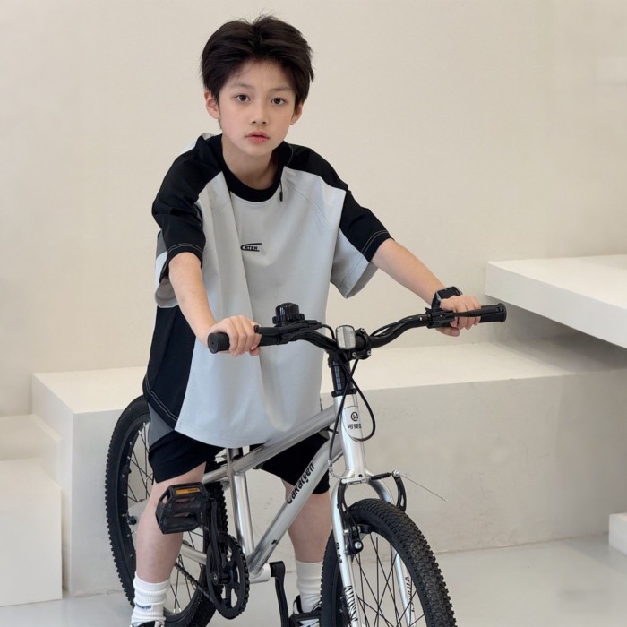 Bộ đồ mùa hè bé trai bộ đồ thể thao trẻ em vừa và lớn nhanh khô tay ngắn năm phần tư quần dài