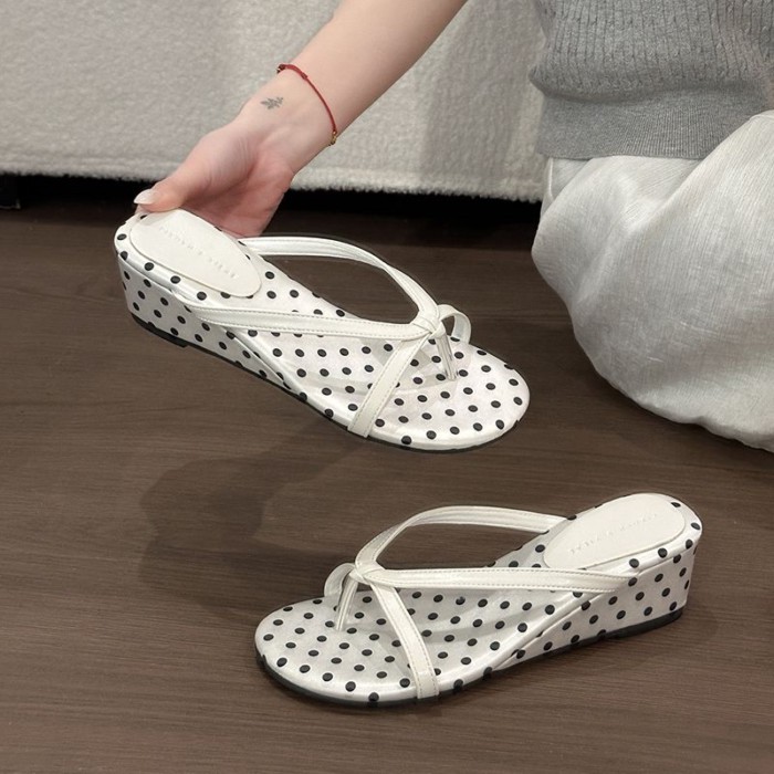 Dép xỏ ngón đế nêm chấm bi cỡ nhỏ dành cho nữ để mang dép xỏ ngón đi biển thông thường trong kỳ ngh