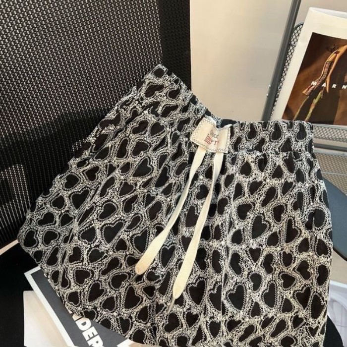 Quần short nữjacquard phong cách Hồng Kông mới, cao cấp với dây rút và họa tiết thêu, rộng rãi cho ngày thường mùa hè.