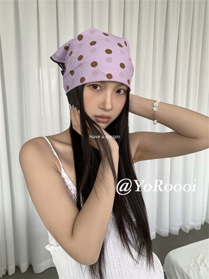 Khăn vuông phong cách Hàn Quốc và blogger với họa tiết chấm bi, phù hợp cho kỳ nghỉ biển sang trọng