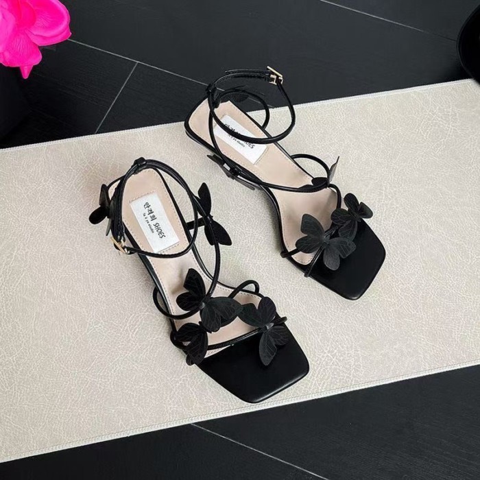 Thời trang phong cách cổ tích với chân váy, giày cao gót, sandal mũi vuông hình bướm xinh xắn phong